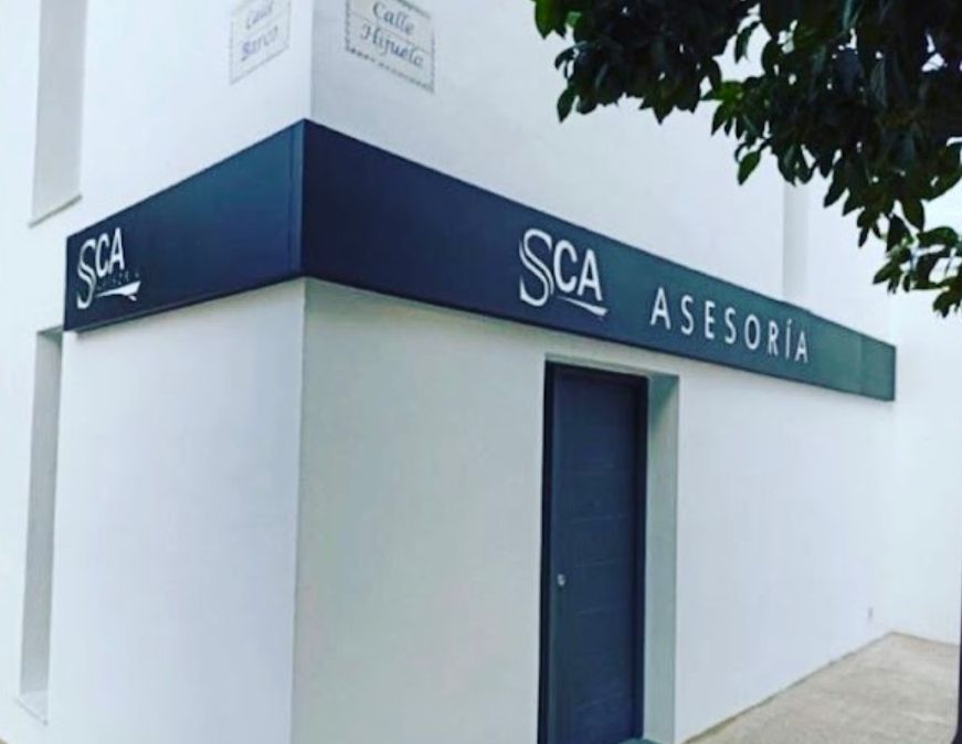 Fachada del local de Asesoría SCA en la esquina de Calle del Barco con Calle Hijuela, Estella del Marqués (Jerez de la Frontera)